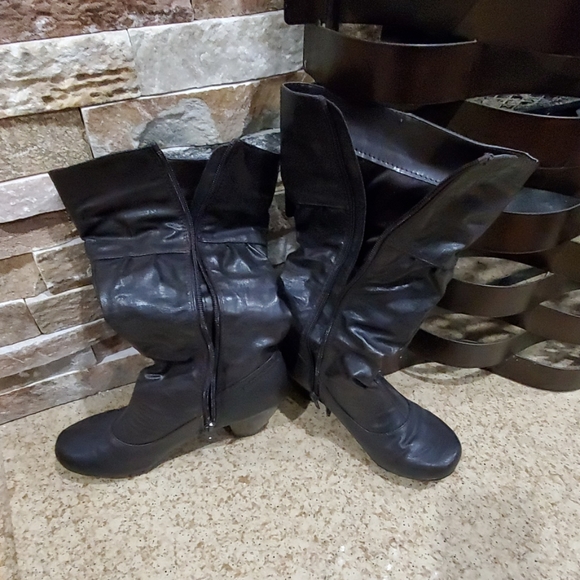 Boots - Picture 3 of 5